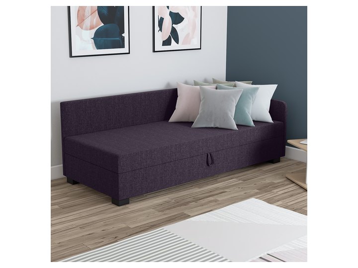 Mia in Aubergine
